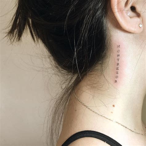 Palavras para tatuar no pescoço feminina  Rosa em preto na lateral do pescoço
