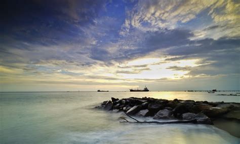 Pantai ujong blang terdapat di kota tts Pemandangan magis yang bisa disaksikan saat menanti matahari terbit di Pantai Ujong Blang, Lhokseumawe, Aceh