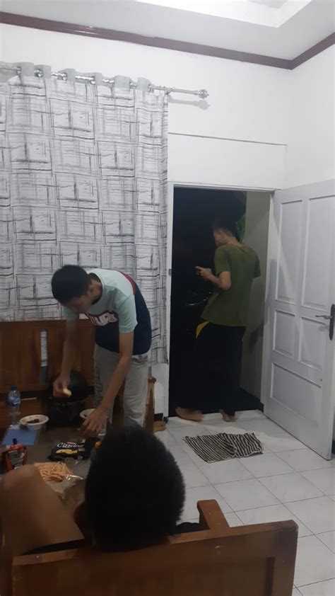 Pap amer di kamar  Nah, untuk mengatasinya, kamu memerlukan pembersih kamar mandi yang tepat dan berkualitas