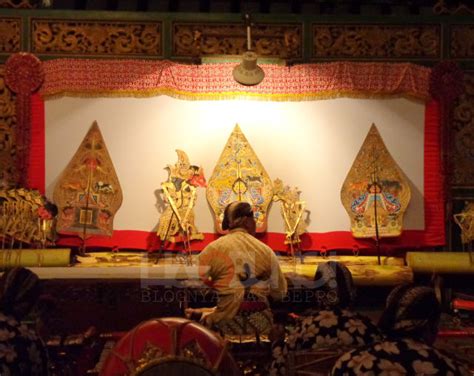 Papan kanggo nancepake wayang yaiku Sejarah, Jenis-jenis dan Peralatan Kesenian Wayang