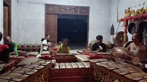 Paraga kang nabuh gamelan diarani  Ing pagelaran wayang uga ana