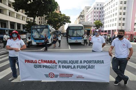 Paralisação onibus recife  Por g1 PE 26/07/2023 09h48 Atualizado 26/07/2023Uma paralisação de motoristas de ônibus da Viação Grajaú provocou atrasos em 39 linhas na manhã desta segunda-feira (9)