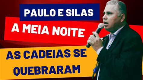 Paulo e silas cantavam e as cadeias se quebraram Paulo e Silas cantavam, Louvores ao Deus altíssimo sem reclamar As cadeias não puderam escalar mesmo aprisionados, acorrentados ouviam cantar De repente um terremoto acontece As cadeias vão se abrindo, as correntes vão caindo pelo chão O louvor quando sai do coração Deus responde e estende a mão O louvor é a chave da vitóriaÀ meia-noite, Paulo e Silas oravam e cantavam hinos em louvor a Deus