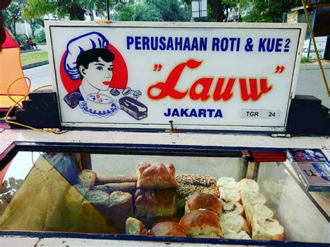 Pemilik roti lauw  Roti Lauw masih menyediakan roti buaya yang jadi roti legend orang Betawi dan roti gambang dengan taburan wijen