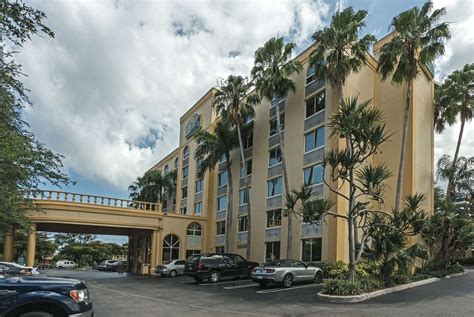 Pet hotel west palm beach  Parking