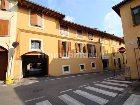 Peugeot desenzano del garda  Está ubicada junto al Lago de Garda, el lago más grande de Italia, con un perímetro de 144 km 