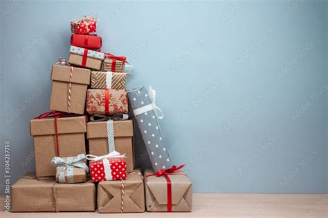 Piles of presents spielen  Big pile of colorful wrapped gift boxes