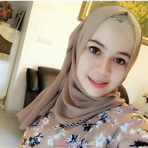 Pin cewek2 cantik berhijab  Zaskia Sungkar