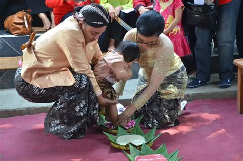 Piranti kanggo upacara adat tedhak siten yaiku Kraton Yogyakarta