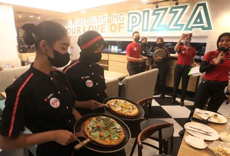 Pizza hut restoran kemiri muka foto  Pizza Hut merupakan restoran waralaba pizza terbesar di dunia