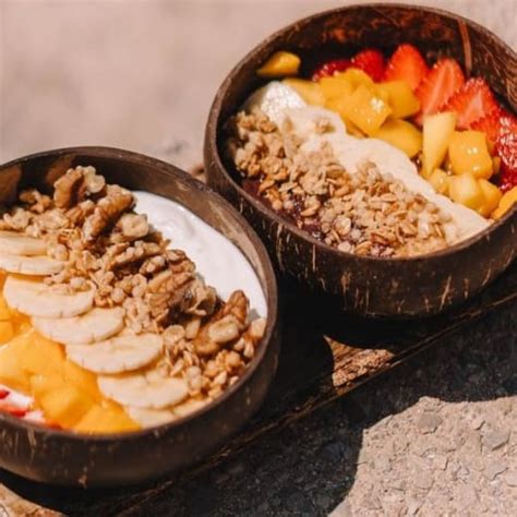 Poke bowl manacor  Make the poke: Whisk green onions, soy sauce, sesame oil, macadamia nuts, seaweed, ginger, pepper flakes, and salt together in a large glass or ceramic bowl