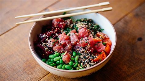 Poke bowl pula  Whisk the sauce until everything is combined