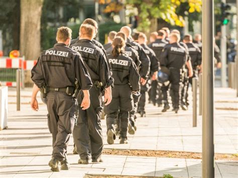 Polizeiticker reutlingen 51 UhrStuttgart-Mitte Unbekannte rauben VfB-Schal eines 22-Jährigen – Polizei sucht Zeugen