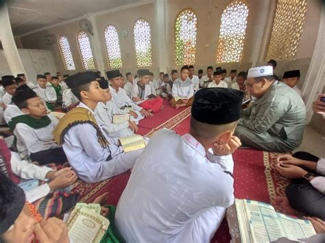 Ponpes riyadhus sholihin bandar lampung Dalam kesepatan itu, Gubernur Arinal menyerahkan bantuan kepada Pondok Pesantren Tahfidz Alquran Riyadhus Sholihin sebesar Rp25 juta, Masjid Al Munawaroh dan Masjid Muhammad Nur masing-masing sebesar Rp15 juta, dan penyerahan santunan untuk 17 anak yatim piatu