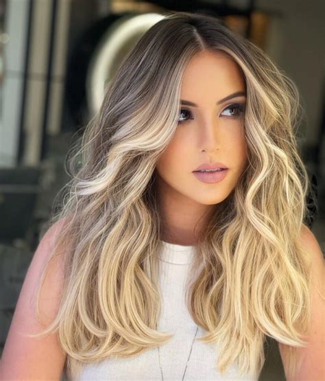 Poucas mechas loiras  Veja mais ideias sobre hidratação cabelo, cabelo, mechas loiras