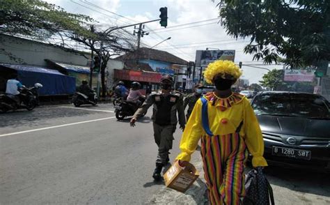 Pp badut sad  Foto Profil WA Badut (PP WA Badut) saat ini lagi ngetrend di kalangan anak-anak muda