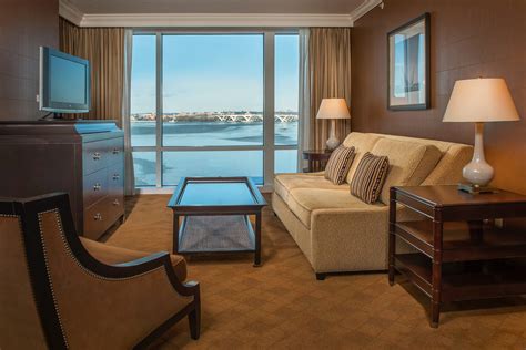 Presidential suite gaylord national harbor  Put a bow on your holiday plans with a getaway to Gaylord National