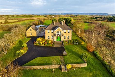 Property for sale in ballina  Located in the heart of the village of Ballina this property is centrally located to all amenities, walks and Lough Derg