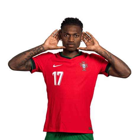 Rafael leao entrevista Rafael Leao is a young, talented, and incredibly athletic Portuguese winger who plays club football for the storied AC Milan in the Italian top-flight league, Serie A