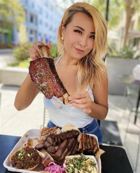 Raina huang married What does Raina Huang do for a living? On Sunday, Raina Huang, a YouTuber based in Los Angeles who makes competitive eating videos under the name 'Raina is Crazy,' went to StevO's Pizza and Ribs to take on the OMG 28" pizza challenge