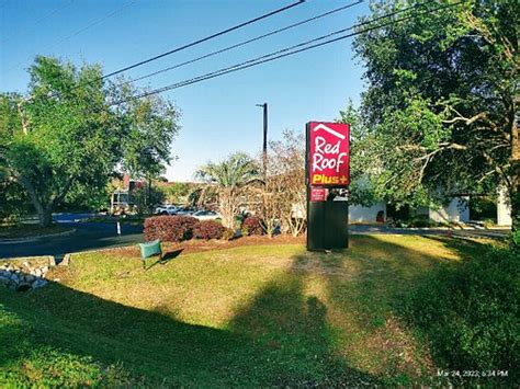 Red roof inn mt pleasant sc  Superior King Smoke Free Bathroom