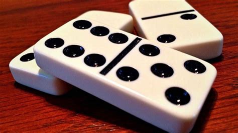Reguli joc domino  permită mai multe greșeli și se spun litere până se desenează ochi, nas, gură, urechi, etc