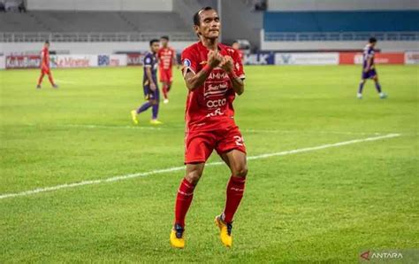 Riko simanjuntak beragama WebMomen Riko Simanjuntak menciptakan gol indah lewat tendangan jarak jauh ini diunggah lewat akun Instagram Persija Jakarta