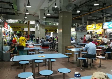 Ristoranti a singapore Qui si vendono le specialità più popolari dello street food asiatico a prezzi competitivi, dalla torta fritta di carote al granchio piccante al chili