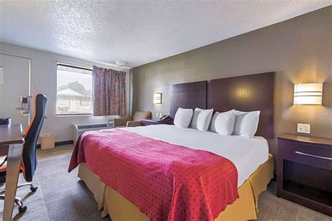 Rodeway inn near hall of fame  Popular attractions Studio Arts & Glass and Sky Max Trampoline Arena are located nearby