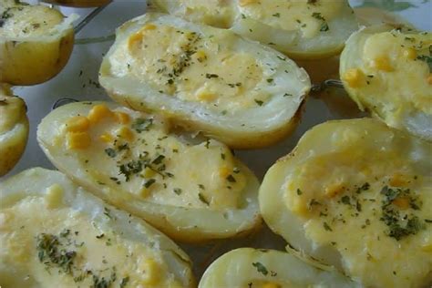 Rosca de milho assada no forno No entanto, a cobertura de farinha de amêndoas com parmesão torna a berinjela assada crocante e ainda mais saborosa