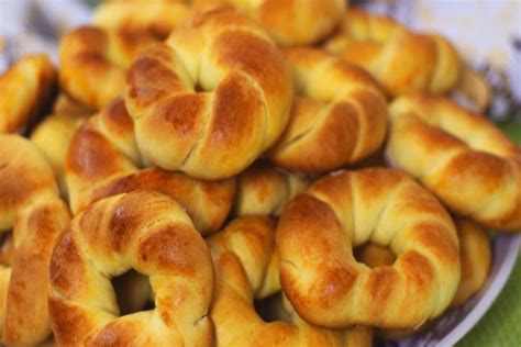 Rosquinhas de creme de leite assadas  Forme rosquinhas finas