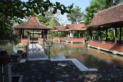 Rumah makan bale kambang foto  Terdapat biaya parkir bagi wisatawan yang membawa kendaraan pribadi dengan tarif mulai Rp 5