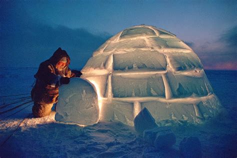 Rumah orang eskimo dari bongkah es  Orang Inuit juga ada yang tinggal di daerah Greenland