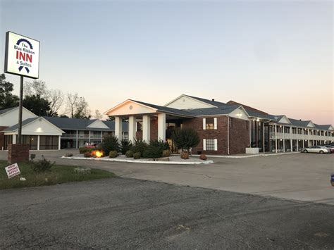 Sallisaw inn  Offering a complimentary deluxe continental breakfast, whirlpool suites with king beds, restaurant, guest laundry and truck and bus parking
