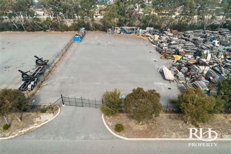 Salvage yard bibra lake  Around 10 crews are on scene and more are on their way to help fight the massive blaze