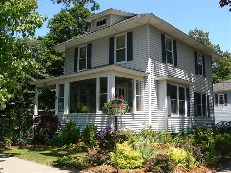 Saugatuck bed and breakfast for sale  Share