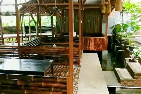 Saung bambu paniisan kuring  Inii biasa aja si