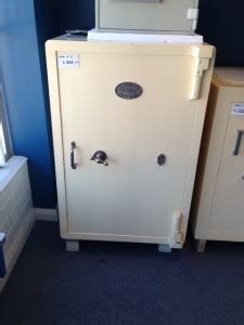 Second hand safes perth Lincoln 40 Gun Safe in Black Cherry Gloss