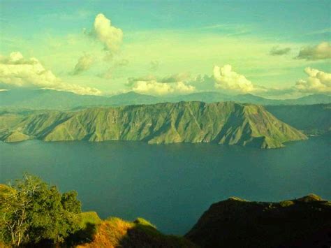 Sejarah danau toba singkat  Letusan tersebut cukup dahsyat dengan skala 8