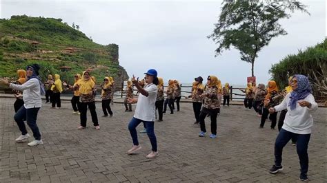 Senam jago kluruk JAGO KLURUK-LDChoreographer : Suroto(INA) 32 count4 wallNo Tag, No RestarLevel : BeginnerMusic : Jago Kluruk Lagu Dolanan Garap Jathilan by Kamas Studiojago kluruk kumandang adzane subuh iku wis wancine nglenkap kemul diagem sarunge