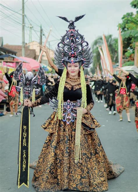 Sewa kostum karnaval magelang com - Sempat terpuruk karena kebijakan pembatasan aktivitas masyarakat akibat pandemi Covid-19, kini perekonomian masyarakat mulai menggeliat