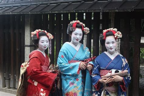 Sexy geishas hermanos  Su fachada es como un bar, en donde uno puede beber