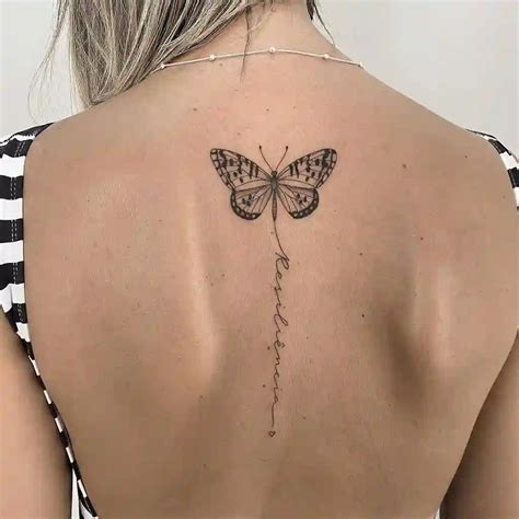 Significado da tatuagem de borboleta com caveira Confira abaixo nossa galeria com 80 imagens de tatuagens de borboleta e deixe sua imaginação voar: Imagem 1 – Metamorfose da borboleta estampada nos pulsos