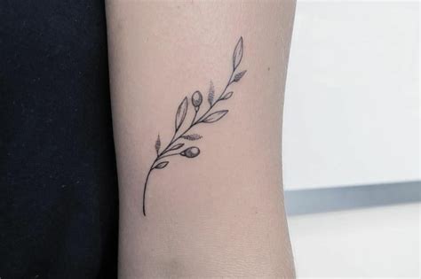 Significado tatuagem ramo de oliveira  Cada tipo de flor pode ter seu próprio significado, o que torna as tatuagens florais ainda mais