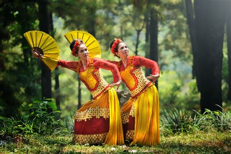 Siluet tari tradisional  Gerakan-gerakan tarian Jaipong adalah gabungan dari beberapa kesenian tradisional, seperti Wayang Golek, Pencak Silat dan Ketuk Tilu