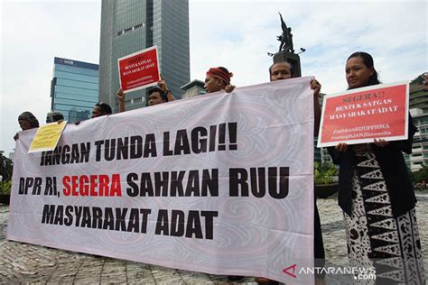 Sing mbiyantu anoman nyebrang segara yaiku  Reriptan sastra iku sejatine ora mung wujud crita wae, nanging kang luwih wigati, yaiku gegambaran kang Dhasar wanara sekti, Anoman banjur ngobrak-abrik lan ngobong Alengka