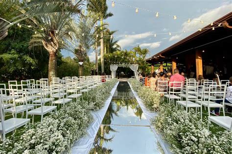 Sitio para casamento  Há maneiras de se deixar o cabelo preso com um lindo caimento e com detalhes no topo que irão prender a atenção de todos os