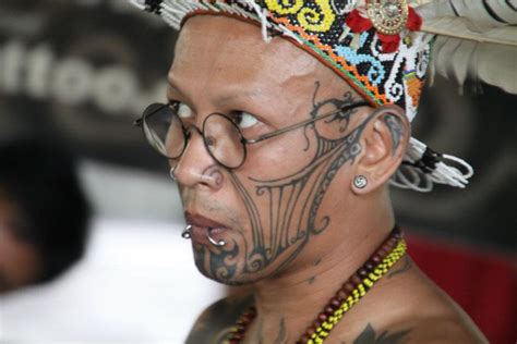 Sket tato suku dayak  Tato merupakan hal yang sakral dan luhur yang diboleh dihilangkan atau dihapuskan dari budaya suku Dayak