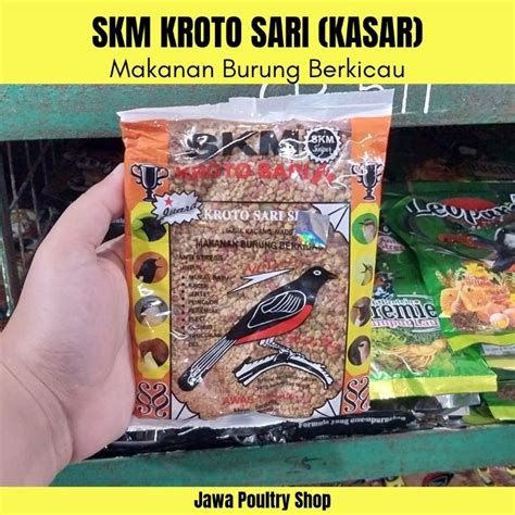 Skm kasar Nama produk : Pakan Burung Skm Kroto Sari Voer Pur Kasar Anti Stress Makanan Murai Kacer Jentet Cendet Punglor Decu Perenjak Prenjak Cucak Robin Trucukan Dll Skmks Kategori produk: Pakan/food Kegunaan : Pakan campuran kroto & madu Mengandung kacang, susu, telur Memenuhi kebutuhan nutrisi Voer protein tinggi sangat disukai