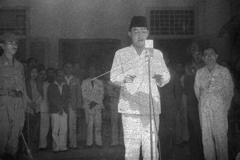 Soepomo mengusulkan dasar negara pada tanggal  Soepomo: Dalam pidatonya pada tanggal 31 Mei 1945, Mr